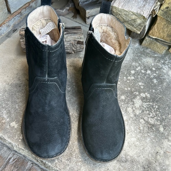 UGG Black Neevah Leather Suede Boots with  sheepskin lining Sz-9. R - Picture 2 of 12